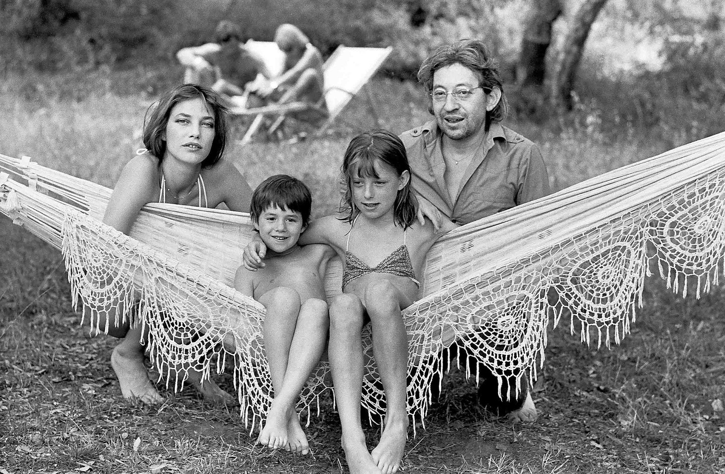 Serge Gainsbourg, Jane Birkin, Charlotte et Kate, Saint-Tropez, 1977 photo