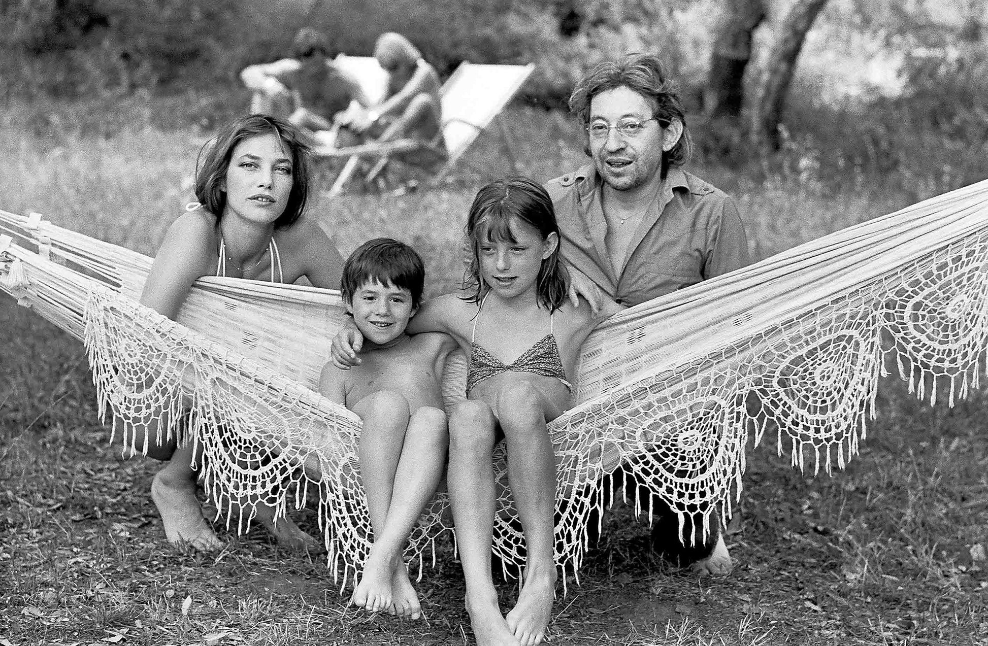 Serge Gainsbourg, Jane Birkin, Charlotte et Kate, Saint-Tropez, 1977 photo