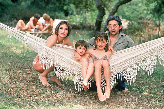 Serge Gainsbourg et Jane Birkin avec Charlotte et Kate, Saint-Tropez, 1977 photo