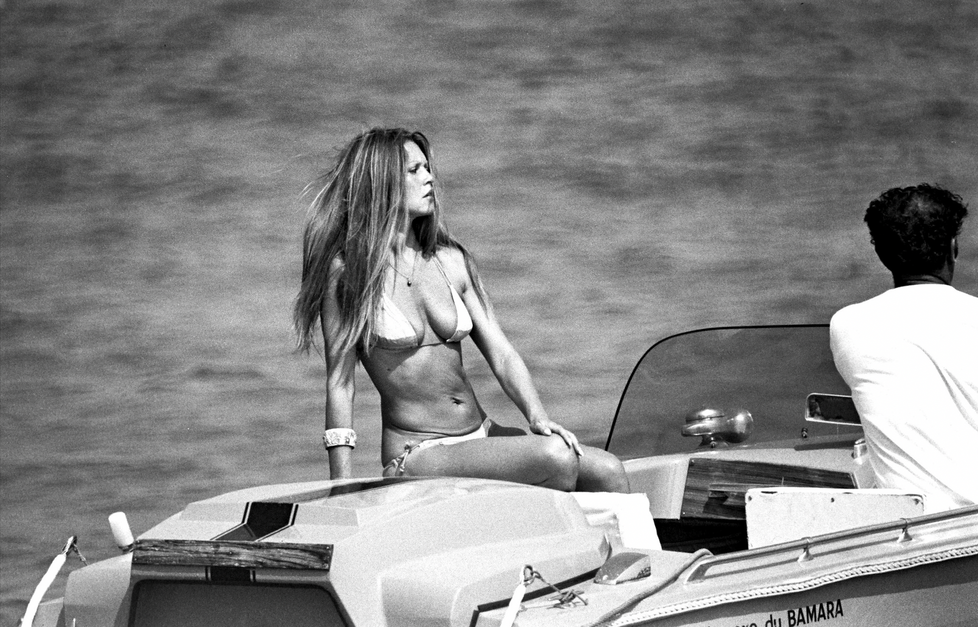 Brigitte Bardot sur son bateau à Saint-Tropez en 1974 par Daniel Angeli.